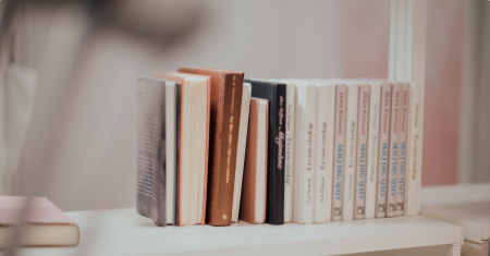 Livres sur une étagère