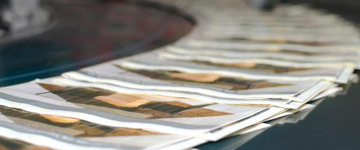 Magasines sur tapis de production